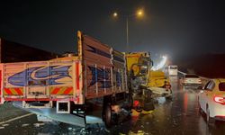 Ticari taksi iki kamyon arasında sıkıştı: 1 yaralı