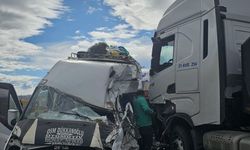TIR ile minibüs çarpıştı: 9 yaralı