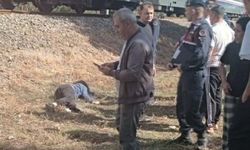 Torununu trenin altında kalmaktan kurtardı, kendisi ağır yaralandı