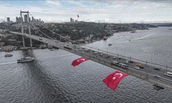 İstanbul Boğazı'ndaki köprülere Türk bayrakları asıldı