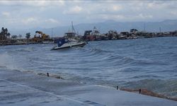 Edremit Körfezi'nde etkili olan lodos balıkçı teknelerini batırdı