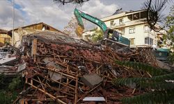 Balıkesir Sındırgı merkezli depremde yıkılan binaların enkazı kaldırılıyor