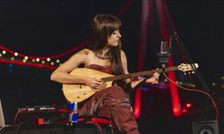 Genç müzisyen Melis Fis, Red Bull 60 Seconds'ta çağlama ile performans sergiledi