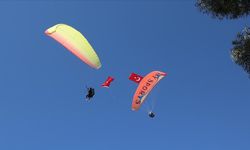 Antalya'da 50 paraşütçü Türk bayraklarıyla atlayış yaptı