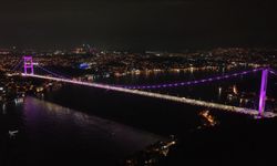 İstanbul'daki iki köprü meme kanseri farkındalığı için pembe renkle aydınlatıldı