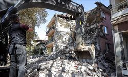 Sındırgı'da enkaz kaldırma ve hasar tespit çalışmaları sürüyor