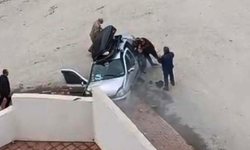 Otomobili, husumetli olduğu ailenin üzerine sürdü