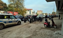 Üç tekerlekli elektrikli bisiklet, otomobilin altında kaldı; sürücü öldü