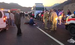 Van'da yakıt tankeri ile otomobil çarpıştı: 2 ölü, 4 yaralı