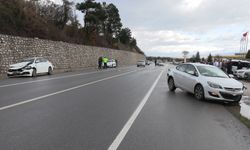 3 otomobil çarpıştı; 3 yaralı