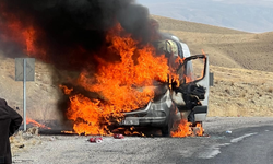 Hareket halindeyken alev alan yolcu minibüsü yandı