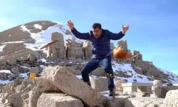 Türkücü Aydın Aydın, yapay zekaya karşı sazını parçaladı