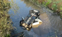 Amasya'da araç dereye düştü: 1'i çocuk 2 kişi kurtarıldı