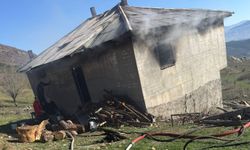 Sivas'ta yanan yayla evi kullanılamaz hale geldi
