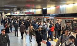 Kızılay İstasyonu'ndaki ANKARAY treni arızalandı, yolcular EGO otobüslerine yönlendirildi