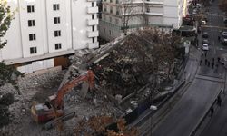 Ankara'da kontrollü yıkımı yapılan 5 katlı atıl bina çöktü