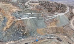 Maden ocağında göçük altında kalan şantiye müdürünü arama çalışmaları sürüyor