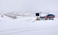 İç Anadolu'nun en yüksek dağı Erciyes'e kar yağdı