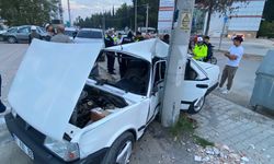 Adana’da otomobil elektrik direğine çarptı; 3 yaralı