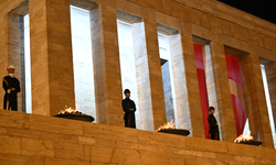 Anıtkabir önünde meşaleler yakıldı