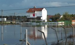 Balıkesir’de sağanak yağmur etkili oldu; yollar göle döndü, yazlıkları su bastı