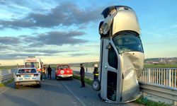 Bariyere çarpan hafif ticari araç, dik vaziyette kaldı: 2 yaralı