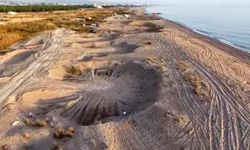 Çalınan 50 kamyon kum, sahilde dev çukurlara neden olan yerlerine döküldü