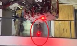Dairesini ateşe vermek isteyen kadın, itfaiye ekiplerine damacana fırlattı