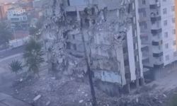 Diyarbakır’da ağır hasarlı 8 katlı bina, yıkım sırasında çöktü