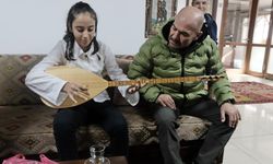 Elinde bağlamasıyla koronun en küçük üyesi