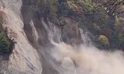 Düzce'de heyelan; otomobilin son anda kurtulduğu anlar kamerada