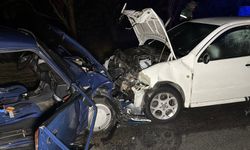 Eskişehir’de iki otomobil kafa kafaya çarpıştı; 1’i ağır 9 yaralı