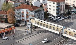 Evin içi göründüğü için yıkım kararı verilen üst geçit, 1 metre uzağa yeniden yapılıyor