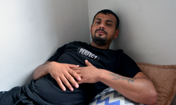 Markete giren otomobilin altında kalmaktan son anda kurtulan yaya: Verilmiş sadakamız varmış