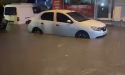 Sultangazi'de yağış sonrası araçlar yolda mahsur kaldı