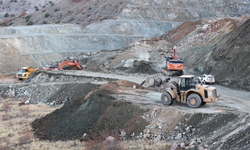 Sivas'ta demir madeni ocağında göçük altında kalan kişiyi arama çalışması sürüyor