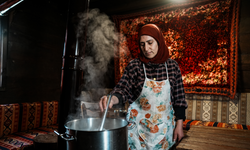 Altınköy'de geleneksel usulle hazırlanan salep ziyaretçilerin beğenisine sunuluyor