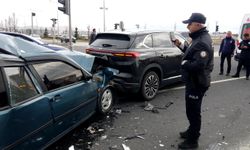 Freni boşalan kamyon zincirleme kazaya neden oldu: 2 yaralı