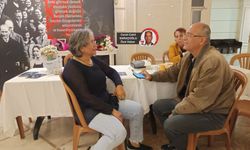 İngilizce öğretmeni olsa da o şiirlerini Türkçe yazdı