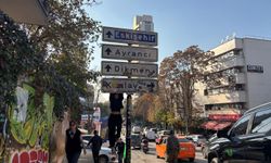 Gençlerin asılarak fotoğraf çektirdiği tabelaya koruma