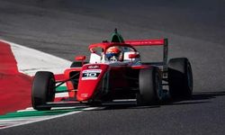 Genç Türk pilot Alp Aksoy, Formula Trophy sezonunun açılış yarışını kazandı