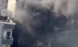 Hatay'da iş yerinde çıkan yangın, üst kattaki daireye sıçradı