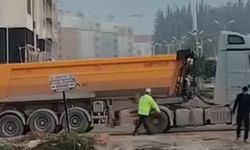 Hatay’da polis memuru, yoldaki çukuru kürekle kapattı