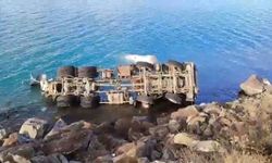 Hazar Gölü’ne uçan beton mikserinin şoförü kurtarıldı