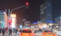 Işık ihlali yapıp, yayaya saldırı girişiminde bulunan taksi sürücüsü kamerada