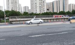 Avcılar'da iş makinesi taşıyan TIR'ın çarptığı üst geçit kaldırıldı