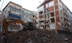 Bina yıkılınca ortaya çıktı; 40 sene boyunca iki apartman tek duvarı kullanmış