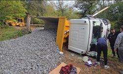 Beykoz'da mıcır yüklü kamyon devrildi; şoför yaralandı