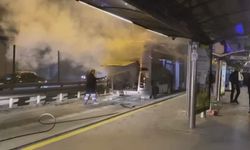 Edirnekapı'da metrobüsün motor kısmında çıkan yangın söndürüldü
