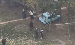 Esenler'de bariyeri aşan otomobil ağaca çarptı